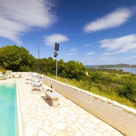 Vakantiehuis Panoramic Seaview Coastal Retreat With Pool Cugnana